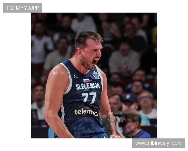 东契奇底线吸引包夹精准分球 艾顿篮下强攻完成2+1绝佳配合 东契奇底线吸引包夹精准分球 艾顿篮下强攻完成2+1绝佳配合